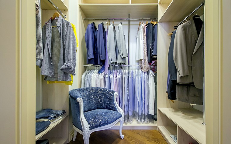 Изготовление гардеробных комнат на заказ: Советы от профессионалов из «МебЭстет»