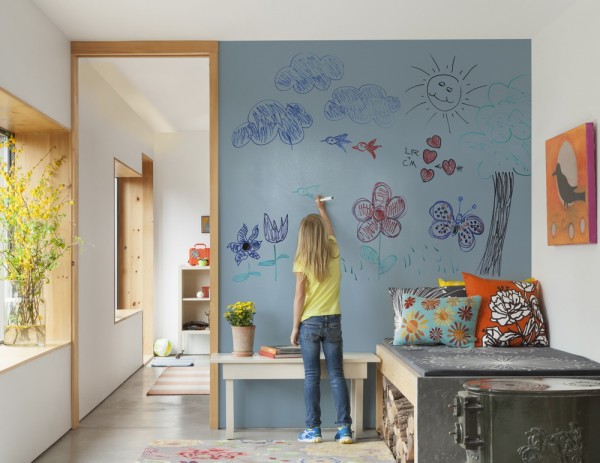 Краска на стенах – это практично! Даже если юные художники по-своему раскрасят комнату, восстановить поверхность будет легко!  Просто закрасьте  детские «шедевры» тем же оттенком.