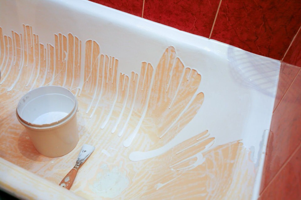 Жидкий акрил равномерно растекается по чаше ванны и образует безупречно гладкую поверхность